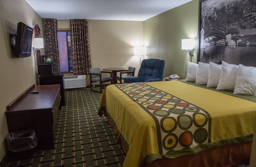 Canton Hotel | Econo Lodge Canton North