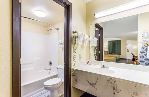 Clinton Hotel | Econo Lodge Clinton - Jackson West