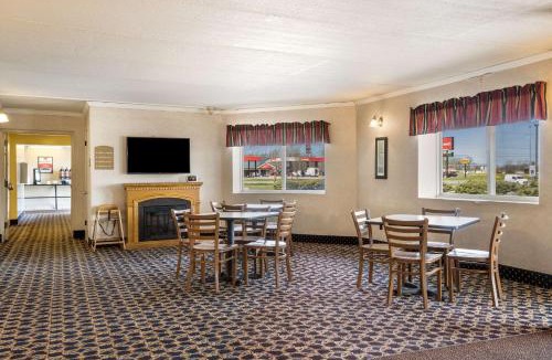 Corfu Cabin | Econo Lodge Darien Lakes