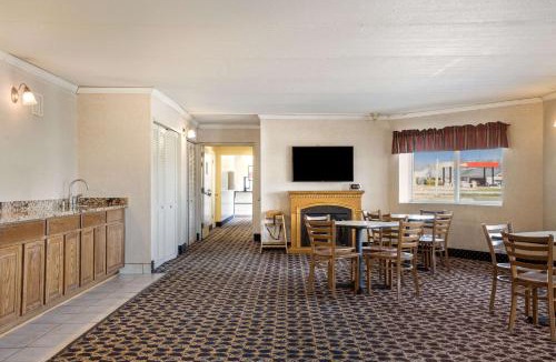 Corfu Cabin | Econo Lodge Darien Lakes