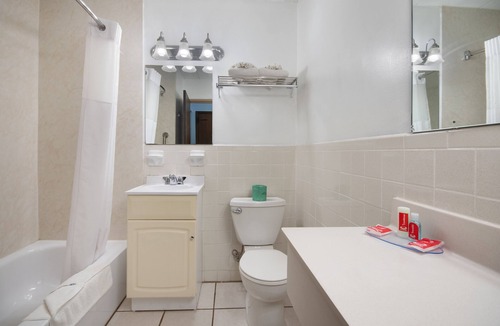 Windsor Locks Hotel | Econo Lodge Inn & Suites Windsor Locks Bradley Airport