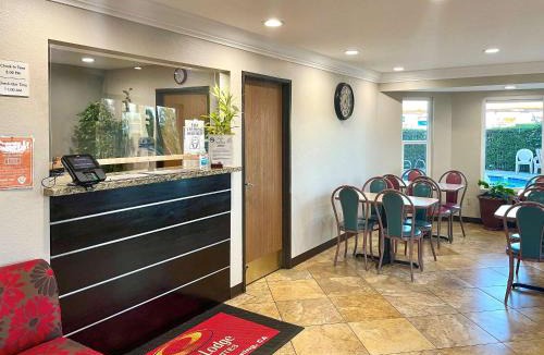 Corning Hotel | Econo Lodge Inn & Suites Corning Travel Center