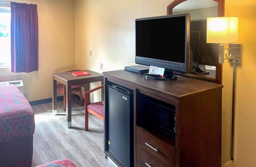 Corning Hotel | Econo Lodge Inn & Suites Corning Travel Center