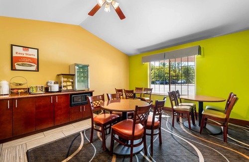 Eau Claire Hotel | Econo Lodge Inn & Suites Eau Claire South
