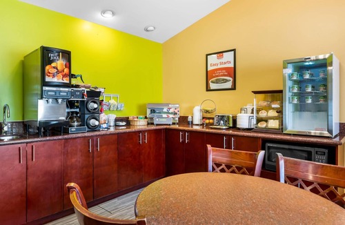 Eau Claire Hotel | Econo Lodge Inn & Suites Eau Claire South