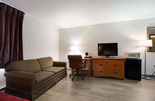 Escanaba Hotel | Econo Lodge Inn & Suites Escanaba North