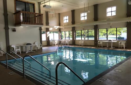 Oconto Hotel | Econo Lodge Inn & Suites Oconto