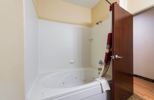 Monee Hotel | Econo Lodge Inn & Suites