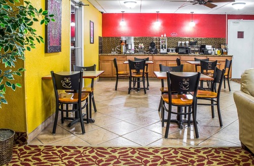 Walnut Hotel | Econo Lodge Inn & Suites Walnut