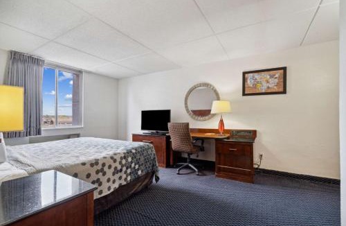 Waterloo Hotel | Econo Lodge Inn & Suites Waterloo Downtown