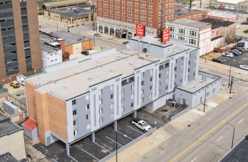 Waterloo Hotel | Econo Lodge Inn & Suites Waterloo Downtown