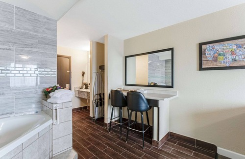 Madison Hotel | Econo Lodge Madison East