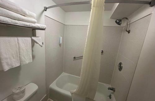Palmyra Cabin | Econo Lodge Palmyra - Hershey