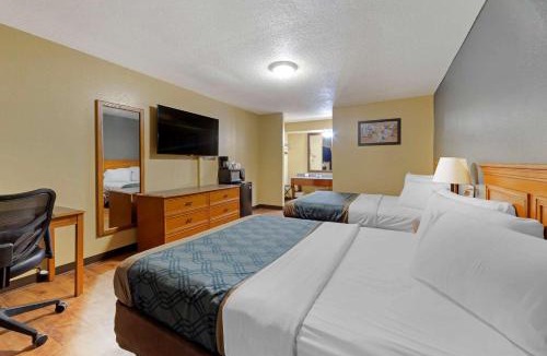 Pryor Cabin | Econo Lodge Pryor