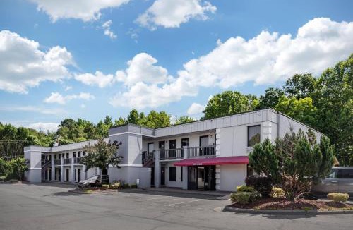 Lowes Grove Cabin | Econo Lodge Research Triangle Park