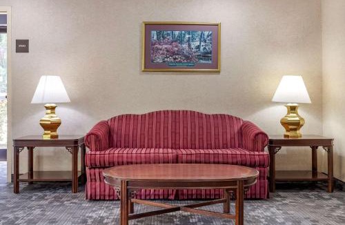 Russellville Cabin | Econo Lodge Saint Stephen