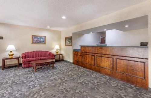 Russellville Cabin | Econo Lodge Saint Stephen