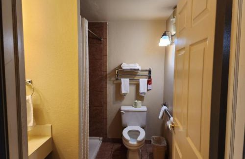 Grand Rapids Cabin | Econo Lodge & Suites Grand Rapids Airport