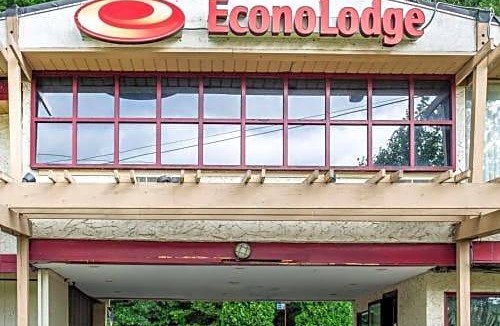 Chinchilla Hotel | Econo Lodge Summit - Scranton