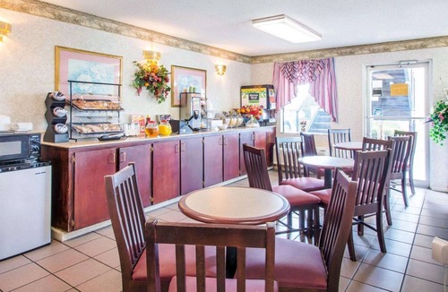 Troy Hotel | Econo Lodge Troy