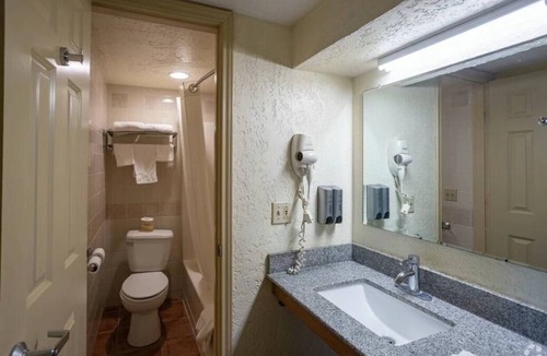 Clear Creek Hotel | Econo Lodge