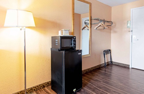 Utica Hotel | Econo Lodge
