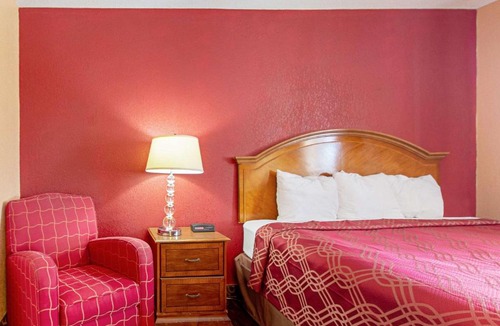 Utica Hotel | Econo Lodge Utica