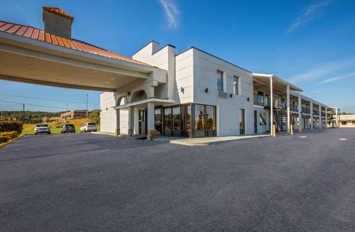 White Pine Cabin | Econo Lodge White Pine Morristown I-81 & I-40 Split