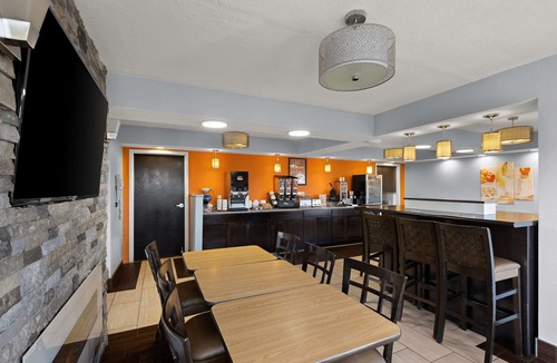 White Pine Hotel | Econo Lodge White Pine Morristown I-81 & I-40 Split