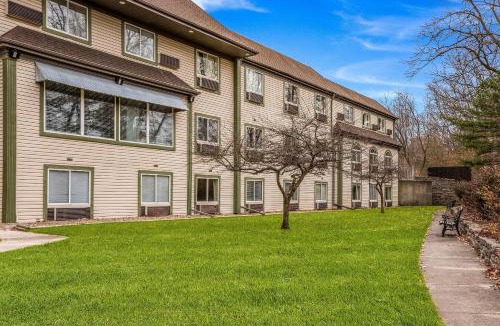 Whitehall Cabin | Econo Lodge Whitehall near Michigan's Adventure