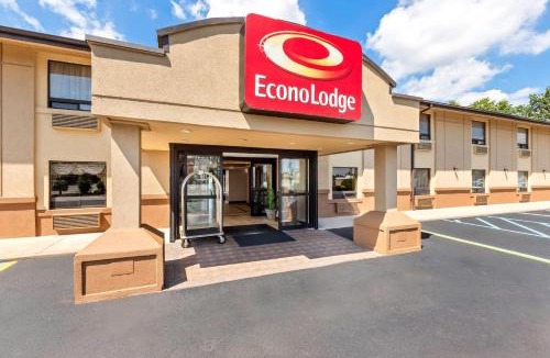 Iselin Cabin | Econo Lodge Woodbridge