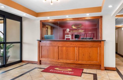 Iselin Cabin | Econo Lodge Woodbridge