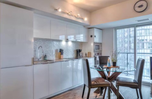 Garden District Hotel | Econo Suites DT