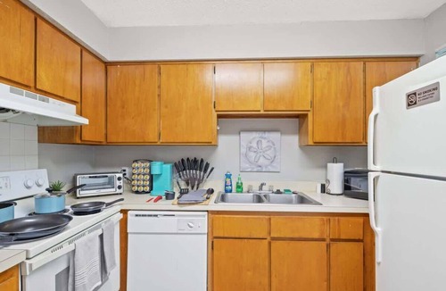 Southside Condo | EconoChic Hideaway, 2bd 2ba, Family Friendly, Washer and Dryer