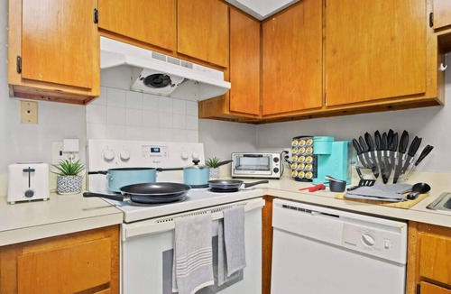 Southside Condo | EconoChic Hideaway, 2bd 2ba, Family Friendly, Washer and Dryer
