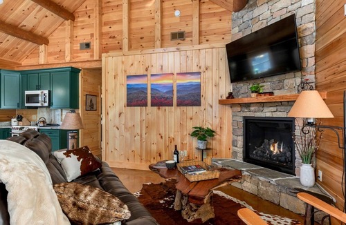Hendersonville Cabin | Ecusta Trailhead Cabin adjacent to the Trail