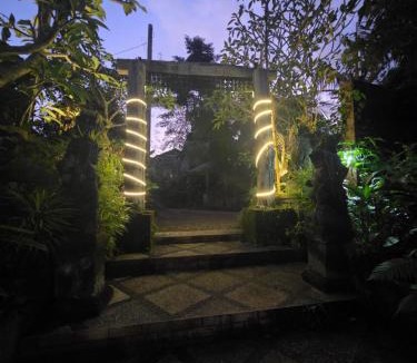 Singapadu Tengah Bed & Breakfast | Edem Bungalows Cafe