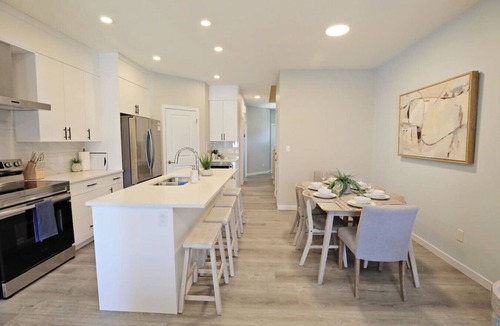 West Edmonton House | Edgemont Getaway Upstairs | King Bed, Garage, WEM