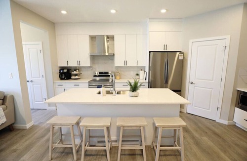 West Edmonton House | Edgemont Getaway Upstairs | King Bed, Garage, WEM