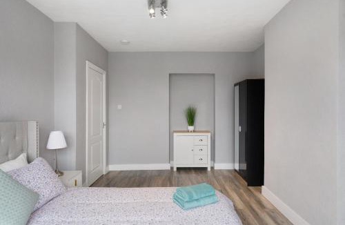 Brent Apartment | Edgware Oasis: Modern Haven near Tube & Park