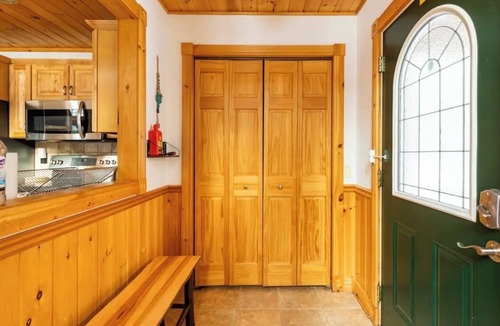 North Pole Ski Chalet | Edin's Chalet - Whiteface Mountain 4-bedroom-2 Baths - 7 beds