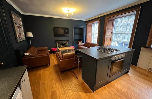 Old Town Apartment | Edinburgh Castle Hideaway, Lawnmarket, Royal Mile - 2 mins walk to the Castle!