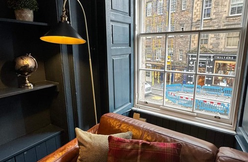 Old Town Apartment | Edinburgh Castle Hideaway, Lawnmarket, Royal Mile - 2 mins walk to the Castle!