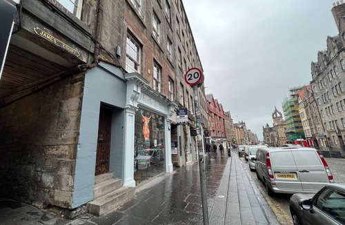 Old Town Apartment | Edinburgh Castle Hideaway, Lawnmarket, Royal Mile - 2 mins walk to the Castle!