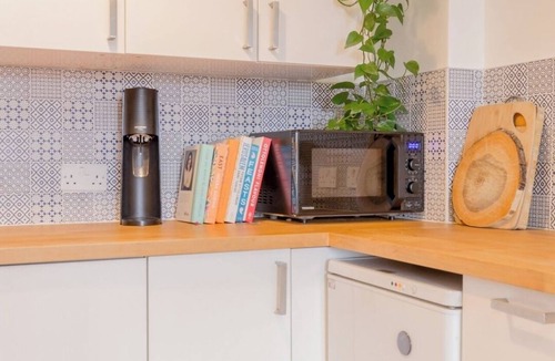 Bonnington Apartment | Edinburgh Castle Views! Stylish 2BD Flat, Sleeps 4