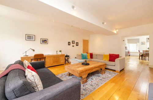 New Town Apartment | Edinburgh Central New Town Elegant 2-Bedroom Apartment in the Heart of the City