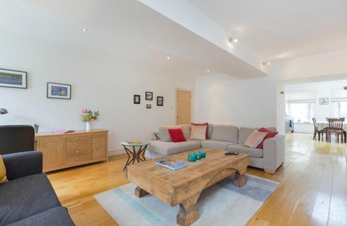 New Town Apartment | Edinburgh Central New Town Elegant 2-Bedroom Apartment in the Heart of the City