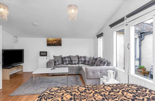 Blackburn Apartment | EDINBURGH ROYAL INFIRMARY HOSPITAL AIRPORT FREE MOET AND PARKING DAILY BREAKFAST