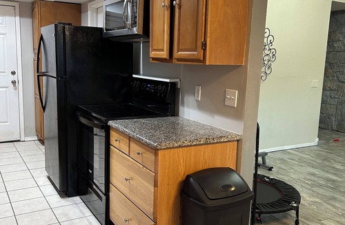 Edmond House | Edmond, Comfy, Quiet, 3-bd home, cold AC-warm Heat, fitness equipment, & WI-FI