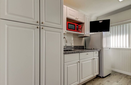 Sunset Reef Hotel | - EFFICIENCY #2 STEPS FROM THE BEACH